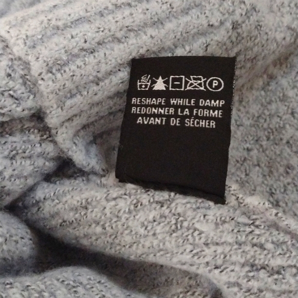 Le Chateau Sweater - Picture 11 of 11